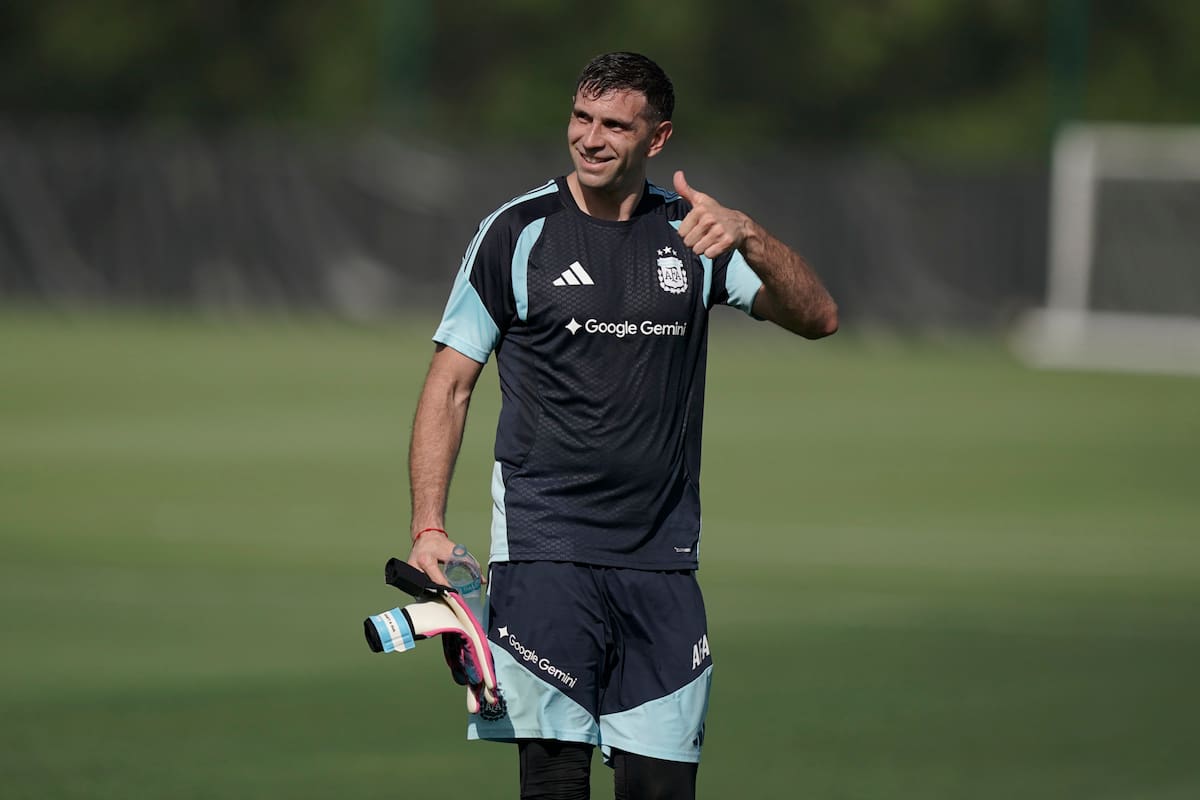 Dibu Martínez atajó con la mano fracturada y confían en que llega al debut